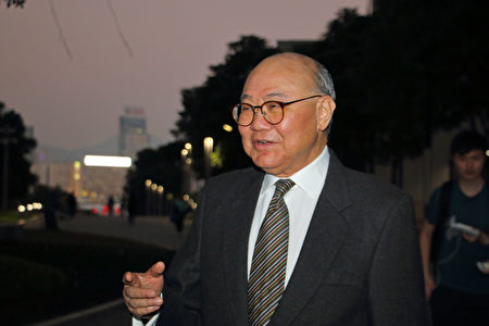 Thẩm phán đã nghĩ hưu Cố Quốc Hưng (Woo Kwok-hing) cho rằng việc ông Lương Chấn Anh không tranh cử là sáng suốt (Ảnh: Lantian).